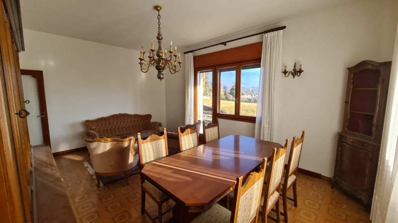 Proponiamo in affitto uno spazioso appartamento trilocale di ben 101 mq situato nella tranquilla ...