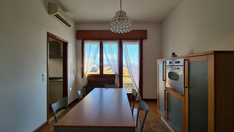 Proponiamo in affitto uno spazioso appartamento trilocale di ben 101 mq situato nella tranquilla ...