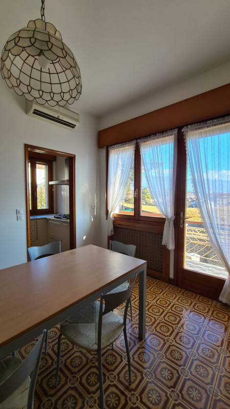 Proponiamo in affitto uno spazioso appartamento trilocale di ben 101 mq situato nella tranquilla ...