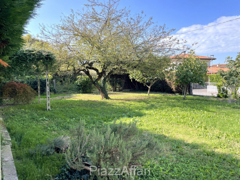 Proponiamo in vendita interessante abitazione (attualmente un'unica unità immobiliare) con possib...