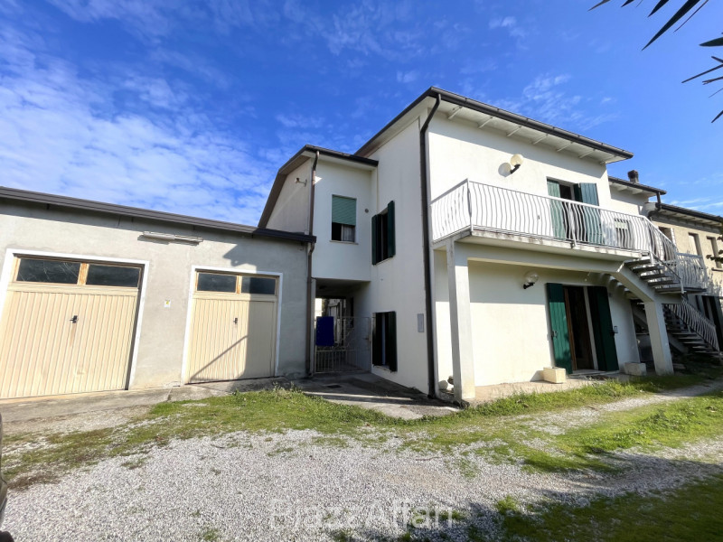 Proponiamo in vendita interessante abitazione (attualmente un'unica unità immobiliare) con possib...