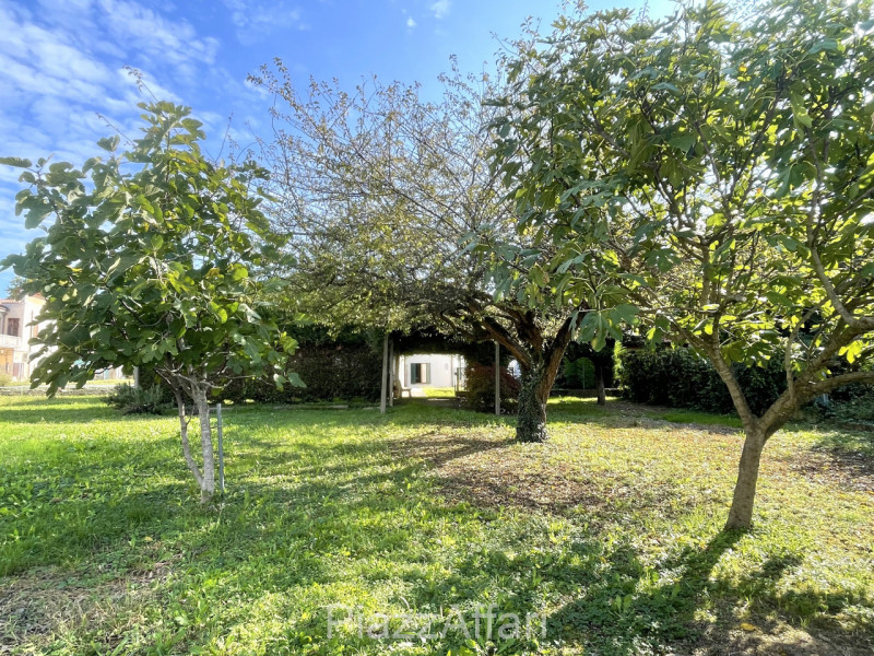 Proponiamo in vendita interessante abitazione (attualmente un'unica unità immobiliare) con possib...