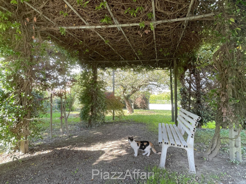 Proponiamo in vendita interessante abitazione (attualmente un'unica unità immobiliare) con possib...