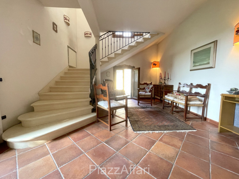 Proponiamo in vendita interessante abitazione (attualmente un'unica unità immobiliare) con possib...