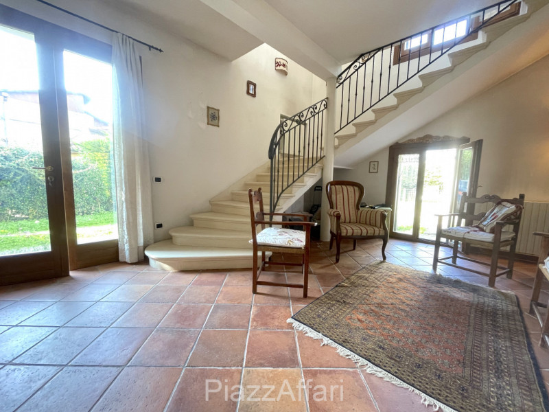 Proponiamo in vendita interessante abitazione (attualmente un'unica unità immobiliare) con possib...