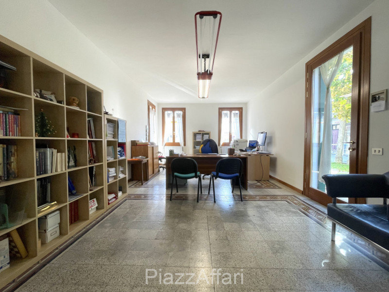 Proponiamo in vendita interessante abitazione (attualmente un'unica unità immobiliare) con possib...