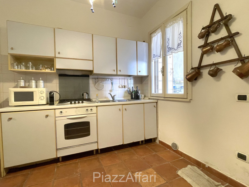 Proponiamo in vendita interessante abitazione (attualmente un'unica unità immobiliare) con possib...