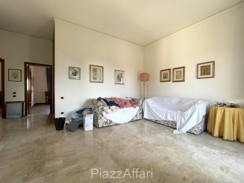 Proponiamo in vendita interessante abitazione (attualmente un'unica unità immobiliare) con possib...