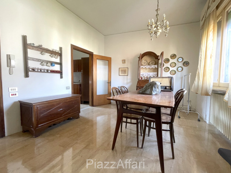 Proponiamo in vendita interessante abitazione (attualmente un'unica unità immobiliare) con possib...