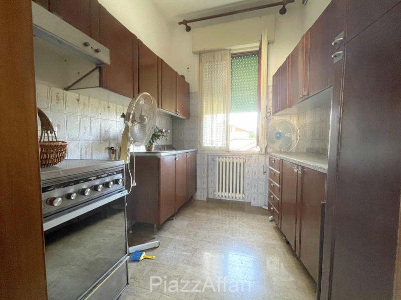 Proponiamo in vendita interessante abitazione (attualmente un'unica unità immobiliare) con possib...