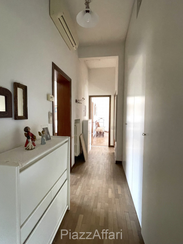 Proponiamo in vendita interessante abitazione (attualmente un'unica unità immobiliare) con possib...