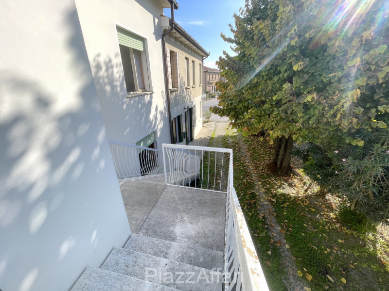 Proponiamo in vendita interessante abitazione (attualmente un'unica unità immobiliare) con possib...