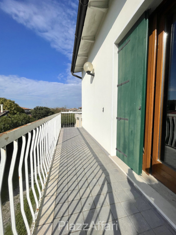 Proponiamo in vendita interessante abitazione (attualmente un'unica unità immobiliare) con possib...