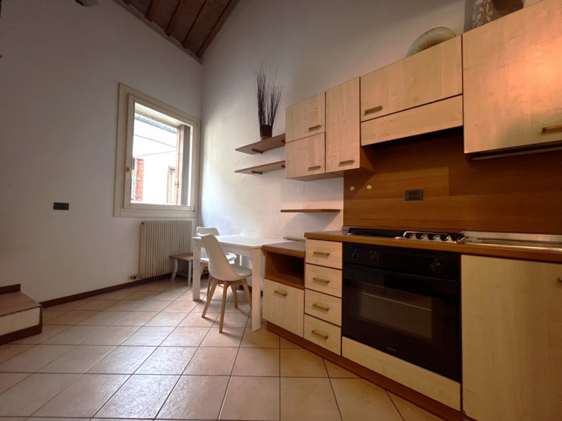 Midi appartamento si al secondo ed ultimo piano disposto su due livelli. 

L'immobile viene locat...