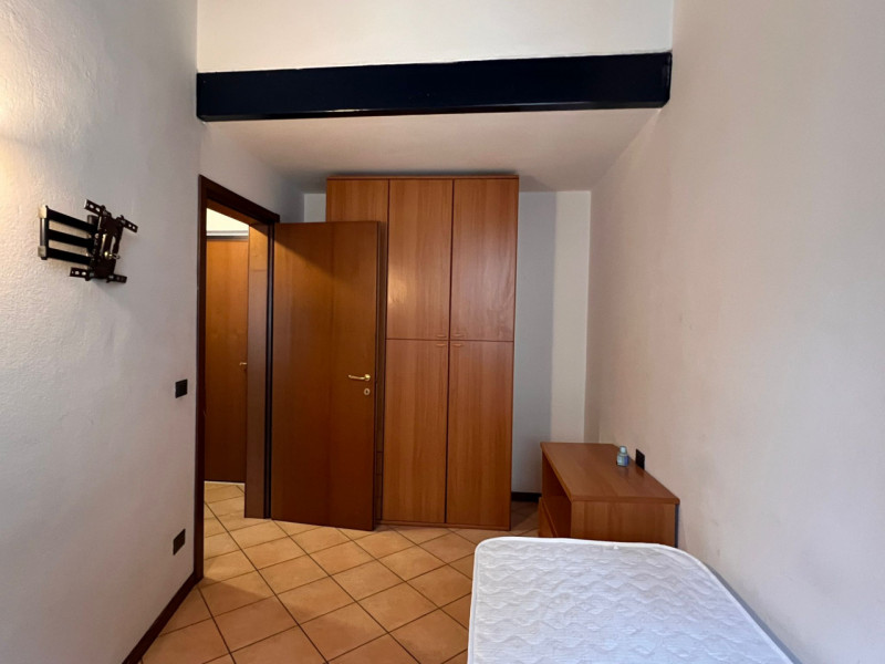 Midi appartamento si al secondo ed ultimo piano disposto su due livelli. 

L'immobile viene locat...