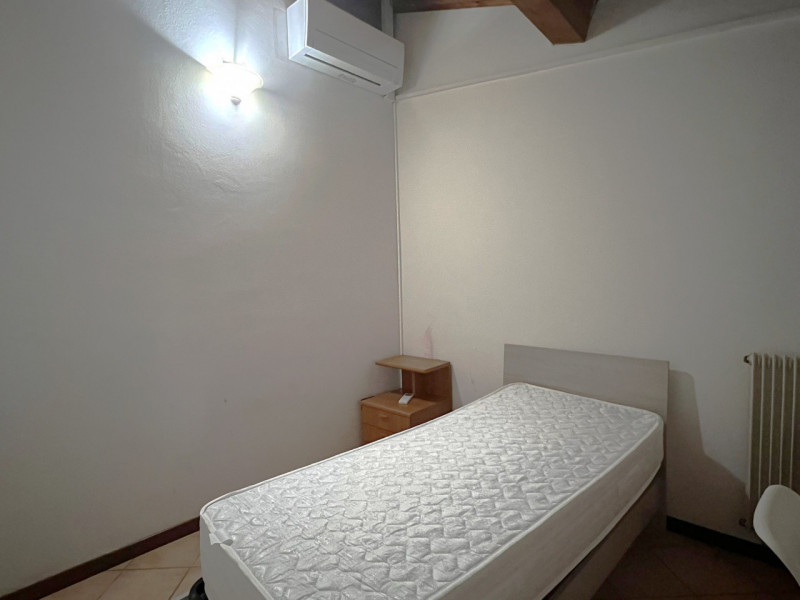 Midi appartamento si al secondo ed ultimo piano disposto su due livelli. 

L'immobile viene locat...