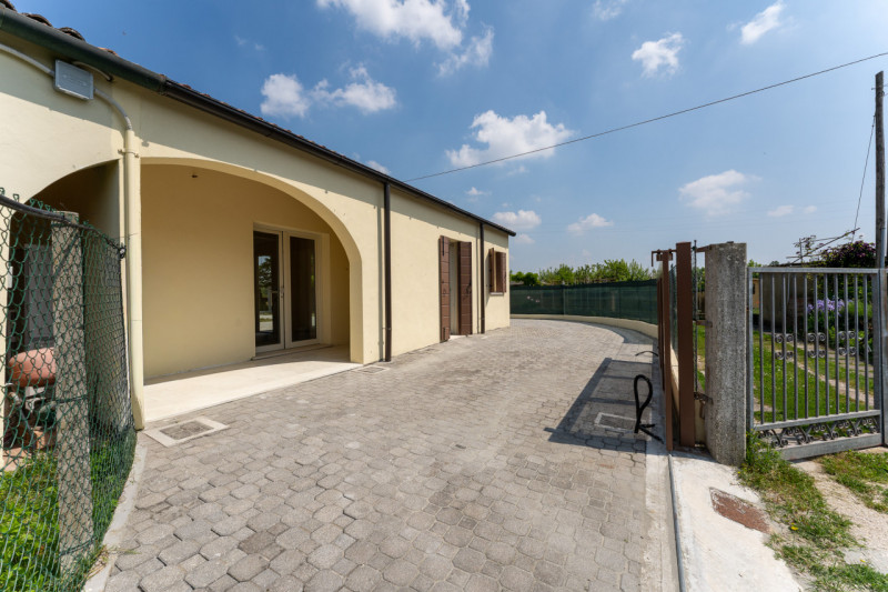Porzione di bifamiliare di nuova realizzazione situata in zona residenziale molto tranquilla ma c...