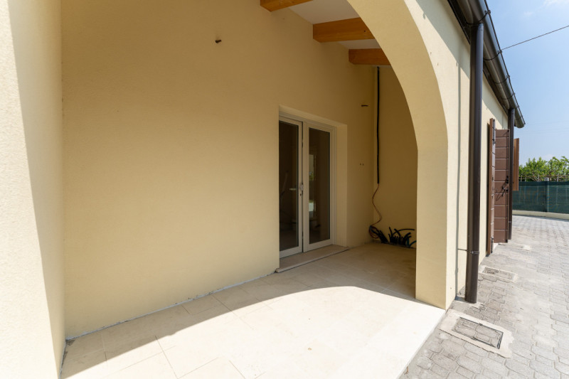 Porzione di bifamiliare di nuova realizzazione situata in zona residenziale molto tranquilla ma c...