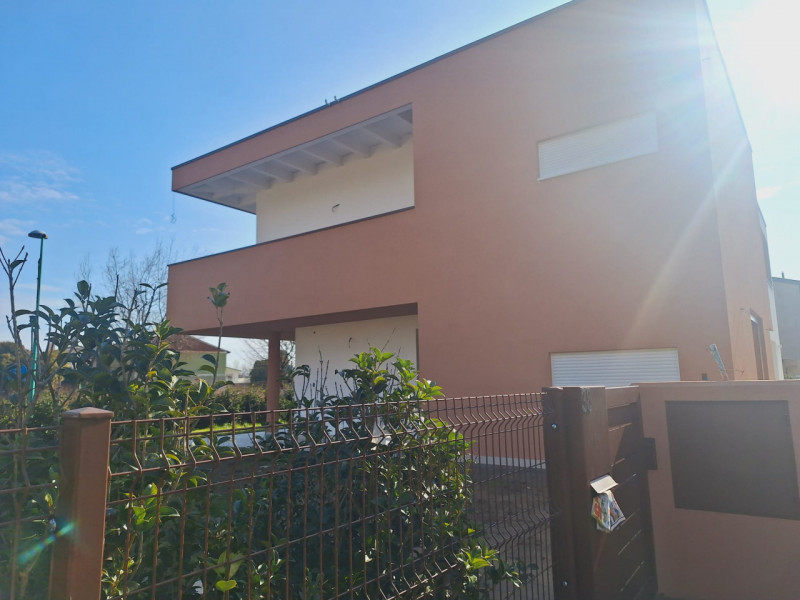 L'agenzia Iris è lieta di presentare una magnifica opportunità di acquisto: una nuova bifamiliare...