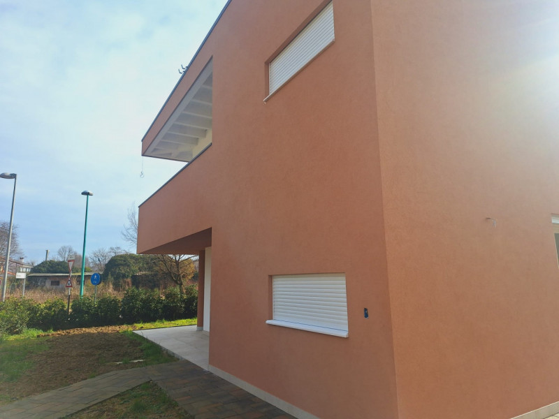 L'agenzia Iris è lieta di presentare una magnifica opportunità di acquisto: una nuova bifamiliare...