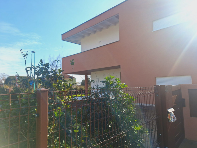 L'agenzia Iris è lieta di presentare una magnifica opportunità di acquisto: una nuova bifamiliare...