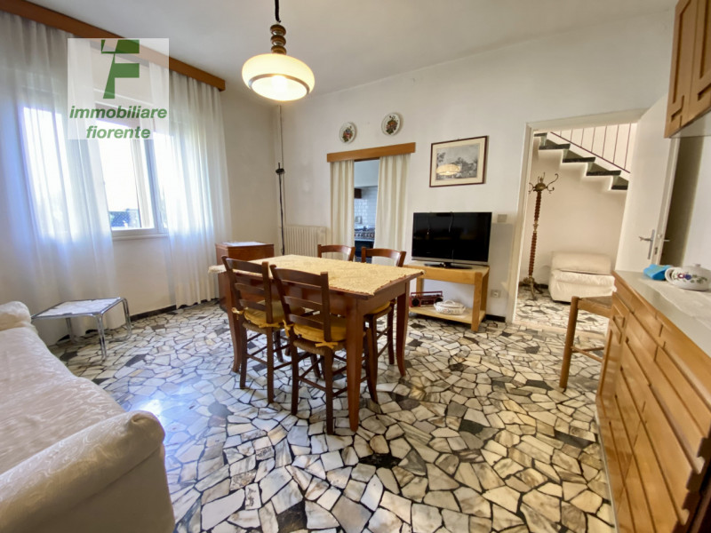 LIBERA SUBITO...IN ZONA TRANQUILLA MA ALLO STESSO TEMPO COMODA AL CENTRO CITTA'...AMPIA 1/2 BIFAM...