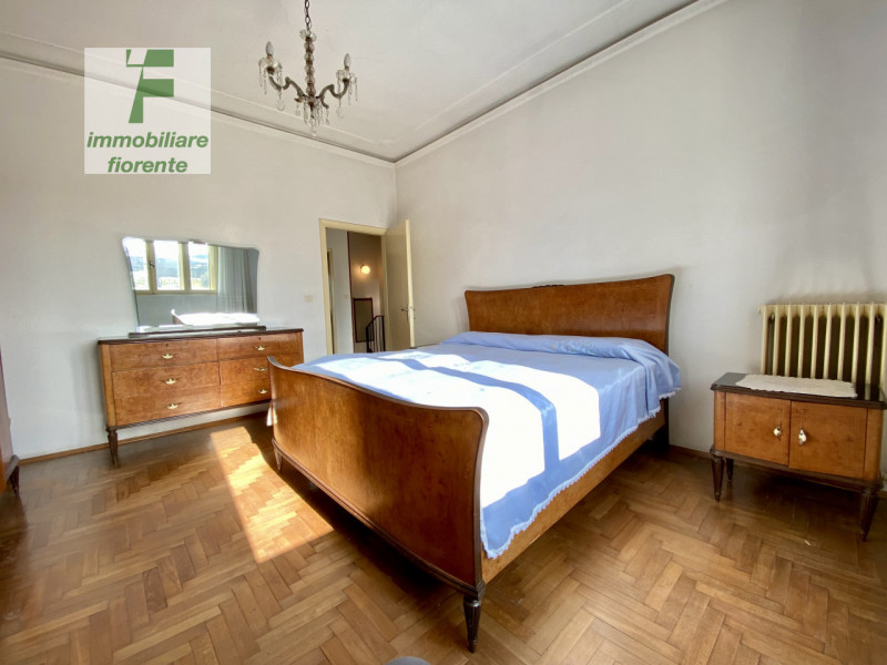 LIBERA SUBITO...IN ZONA TRANQUILLA MA ALLO STESSO TEMPO COMODA AL CENTRO CITTA'...AMPIA 1/2 BIFAM...