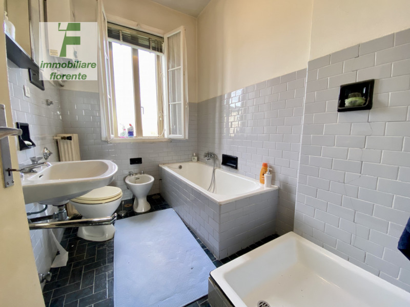 LIBERA SUBITO...IN ZONA TRANQUILLA MA ALLO STESSO TEMPO COMODA AL CENTRO CITTA'...AMPIA 1/2 BIFAM...