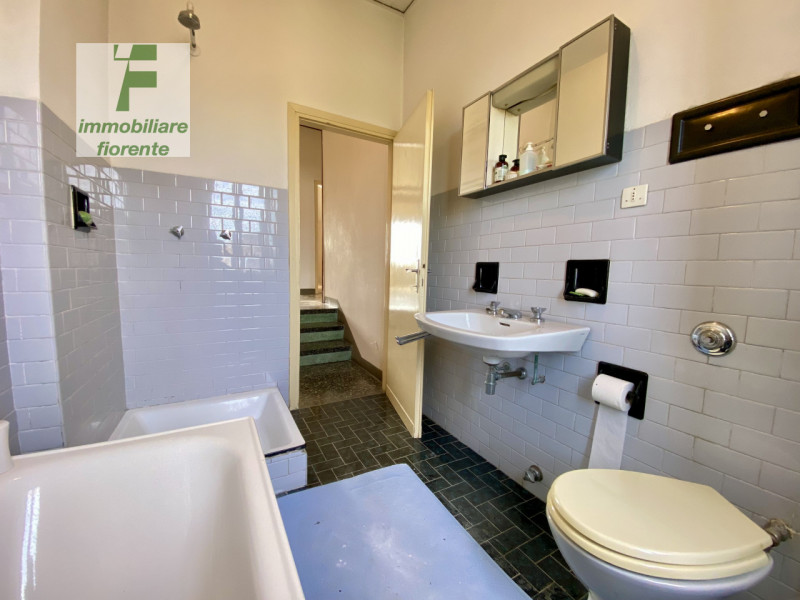 LIBERA SUBITO...IN ZONA TRANQUILLA MA ALLO STESSO TEMPO COMODA AL CENTRO CITTA'...AMPIA 1/2 BIFAM...