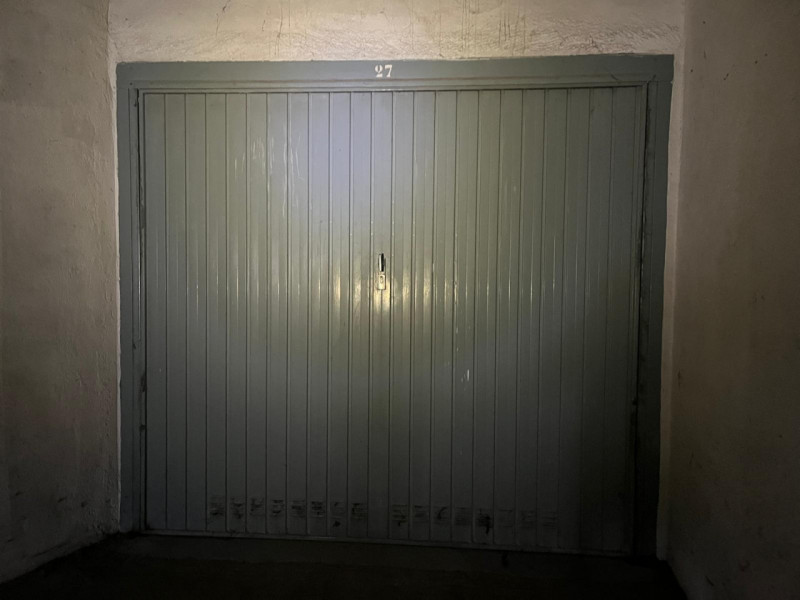 Proponiamo in vendita, in zona Villaggio del Sole, garage funzionale situato all’interno di un co...