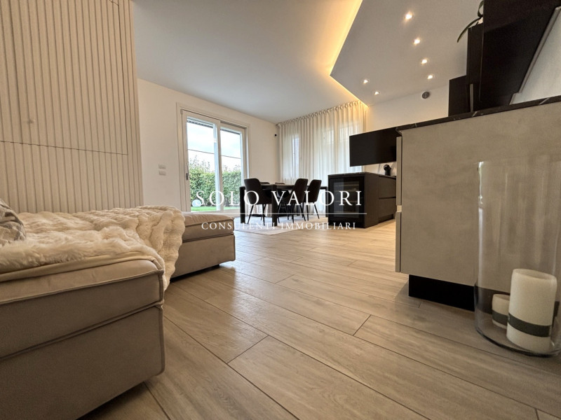 Rif. A911 (388 9763854 Denisa - 392 6956333 Nada)

In un contesto residenziale tranquillo e curat...