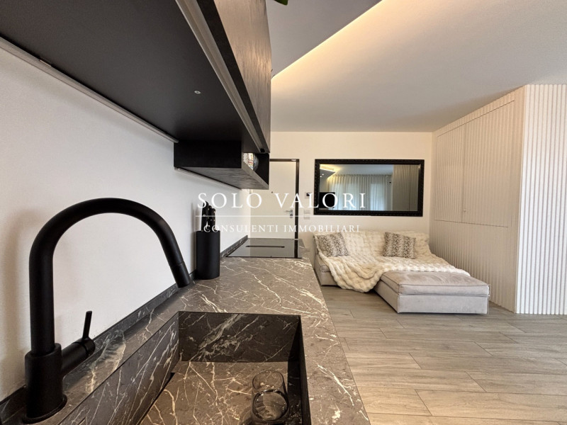 Rif. A911 (392 6956333 Nada)

In un contesto residenziale tranquillo e curato, comodo al centro c...