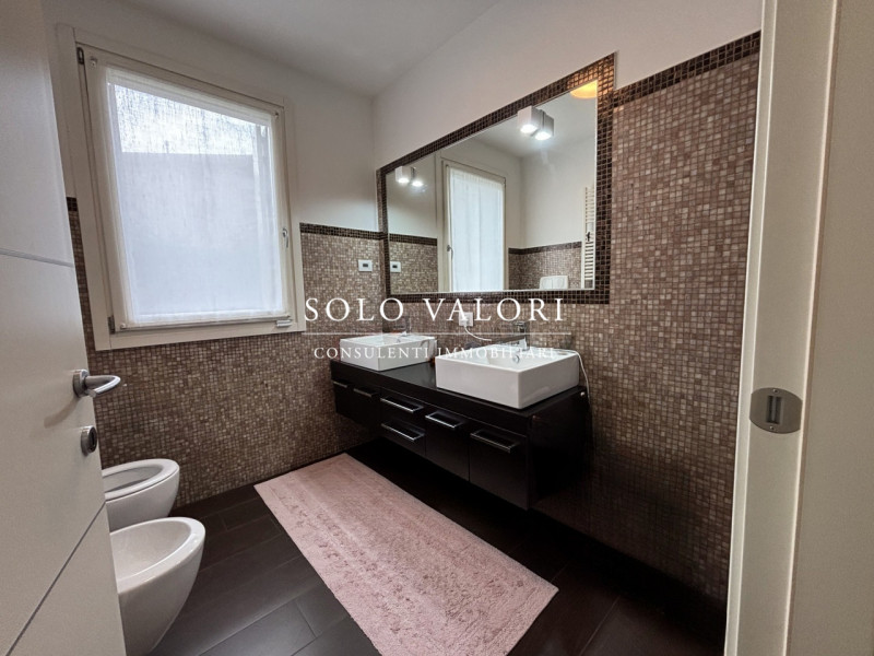 Rif. A911 (392 6956333 Nada)

In un contesto residenziale tranquillo e curato, comodo al centro c...