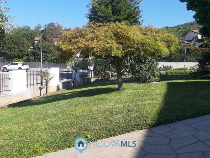 Immobile in esclusiva al Gruppo Padova MLS
Nel suggestivo Comune di Baone proponiamo in vendita u...