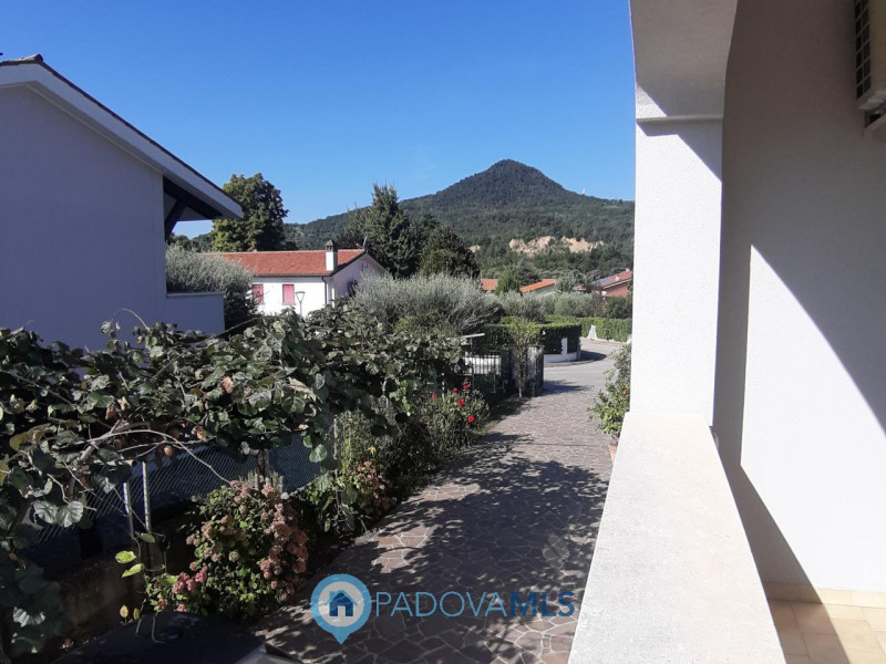 Immobile in esclusiva al Gruppo Padova MLS
Nel suggestivo Comune di Baone proponiamo in vendita u...