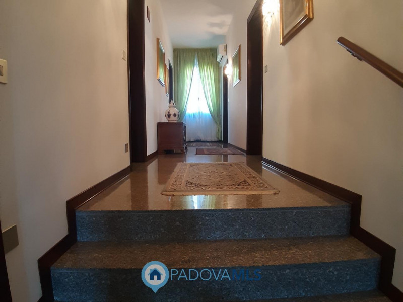 Immobile in esclusiva al Gruppo Padova MLS
Nel suggestivo Comune di Baone proponiamo in vendita u...