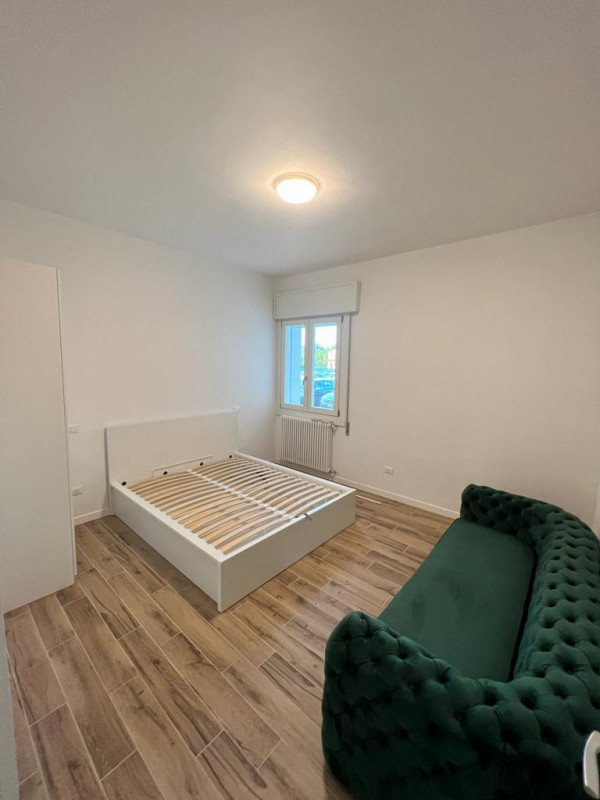 (Per INFO Cristina 3389226442) Situato a Padova, in via Acquapendente, vicino a tutti i servizi e...