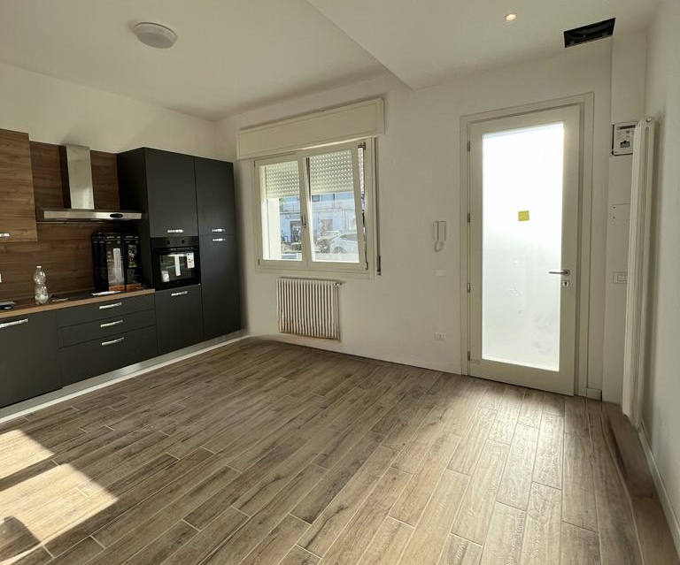 (Per INFO Cristina 3389226442) Situato a Padova, in via Acquapendente, vicino a tutti i servizi e...