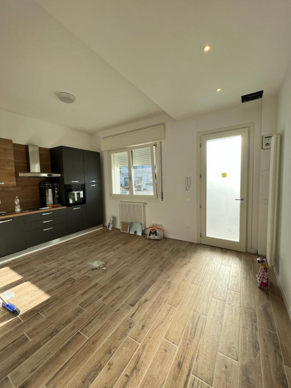 (Per INFO Cristina 3389226442) Situato a Padova, in via Acquapendente, vicino a tutti i servizi e...