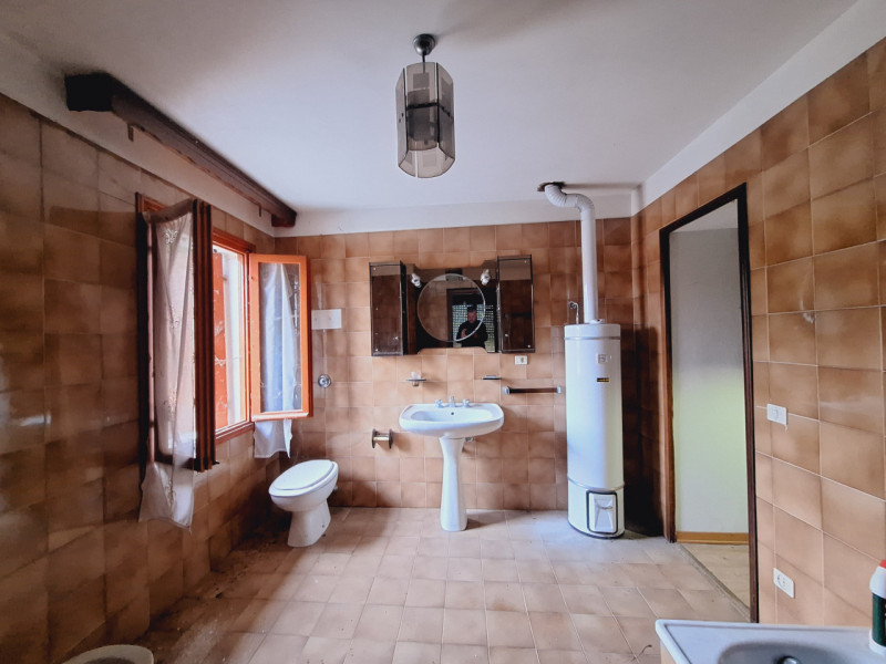 In vendita a Montaner, nel comune di Sarmede, proponiamo un'ampia casa singola di circa 200 mq. c...