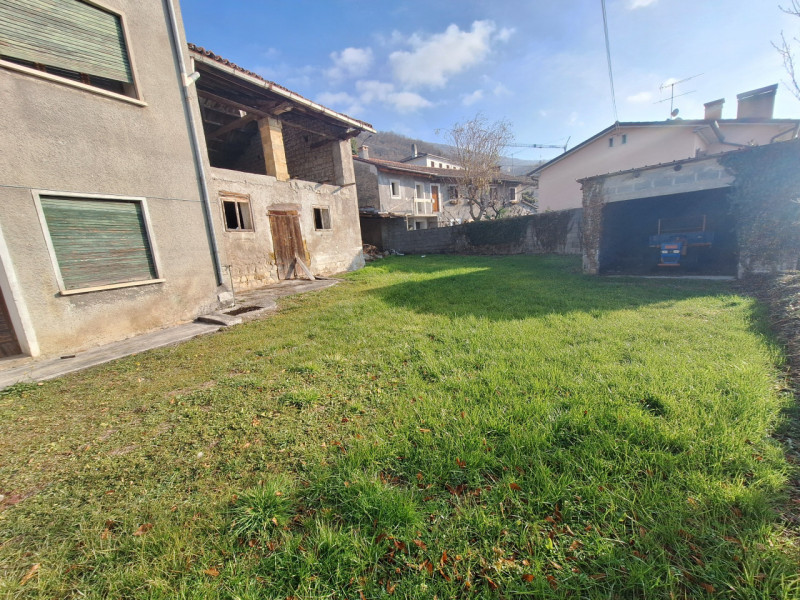 In vendita a Montaner, nel comune di Sarmede, proponiamo un'ampia casa singola di circa 200 mq. c...