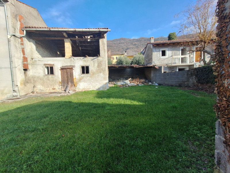 In vendita a Montaner, nel comune di Sarmede, proponiamo un'ampia casa singola di circa 200 mq. c...