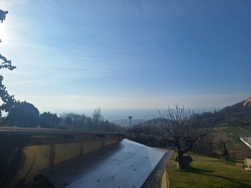 In vendita a Montaner, nel comune di Sarmede, proponiamo un'ampia casa singola di circa 200 mq. c...