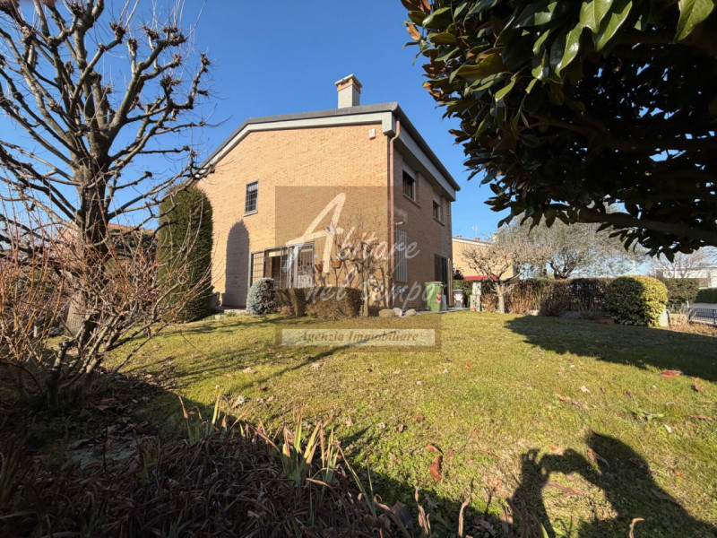 CITTADELLA (PD)

Proponiamo in esclusiva una splendida bifamiliare ideale per la famiglia, dispos...