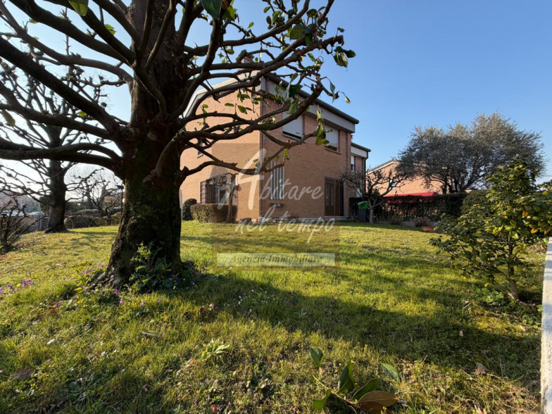 CITTADELLA (PD)

Proponiamo in esclusiva una splendida bifamiliare ideale per la famiglia, dispos...