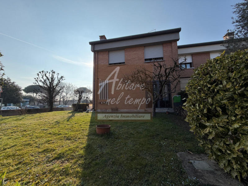 CITTADELLA (PD)

Proponiamo in esclusiva una splendida bifamiliare ideale per la famiglia, dispos...