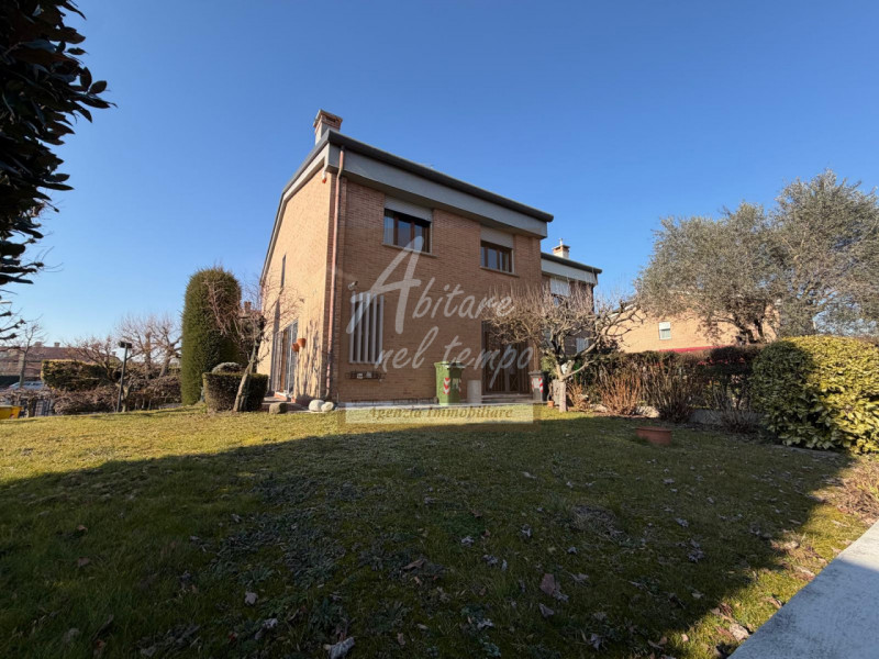 CITTADELLA (PD)

Proponiamo in esclusiva una splendida bifamiliare ideale per la famiglia, dispos...