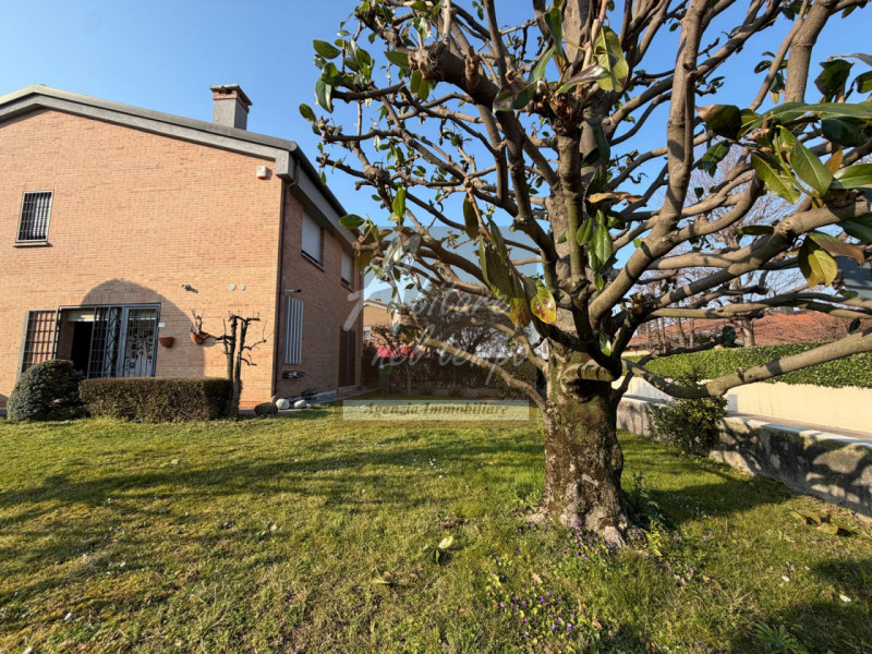 CITTADELLA (PD)

Proponiamo in esclusiva una splendida bifamiliare ideale per la famiglia, dispos...