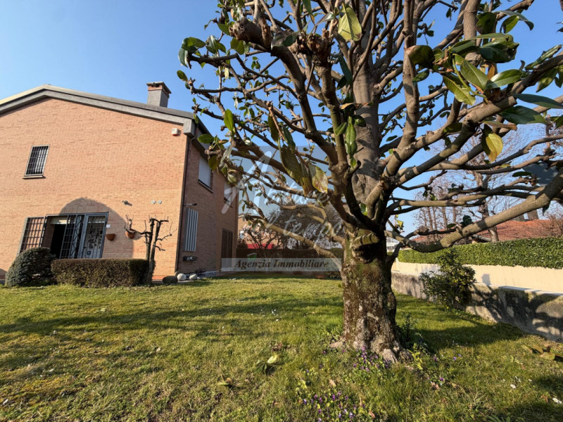 CITTADELLA (PD)

Proponiamo in esclusiva una splendida bifamiliare ideale per la famiglia, dispos...