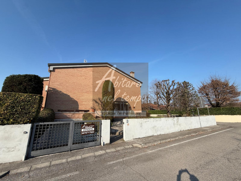 CITTADELLA (PD)

Proponiamo in esclusiva una splendida bifamiliare ideale per la famiglia, dispos...